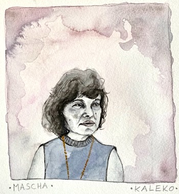 Aquarell-Porträt einer Frau mit schulterlangem, dunklem Haar. Sie trägt ein ärmelloses blaues Oberteil und eine Halskette mit goldenen Perlen. Der Hintergrund ist in hellen, verwaschenen Lilatönen gehalten. Unten links im Bild steht "Mascha" und unten rechts "Kaleko".