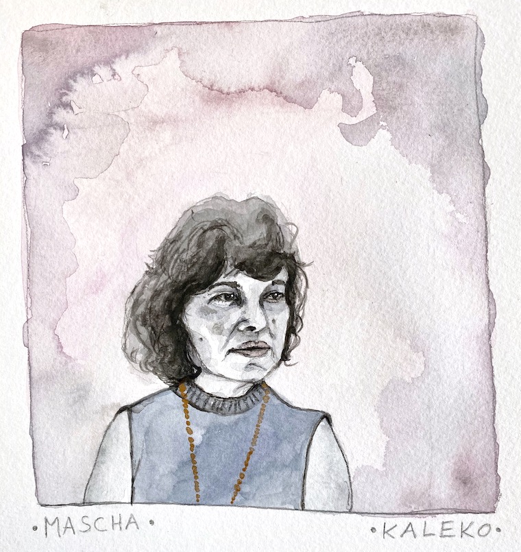 Aquarell-Porträt einer Frau mit schulterlangem, dunklem Haar. Sie trägt ein ärmelloses blaues Oberteil und eine Halskette mit goldenen Perlen. Der Hintergrund ist in hellen, verwaschenen Lilatönen gehalten. Unten links im Bild steht "Mascha" und unten rechts "Kaleko".